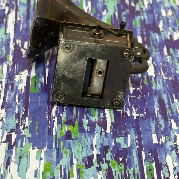 Vintage Play Me Pencil Sharpener Miniature Antique PHONOGRAPH RECORD PLAYER 3 in - Picture 6 of 6